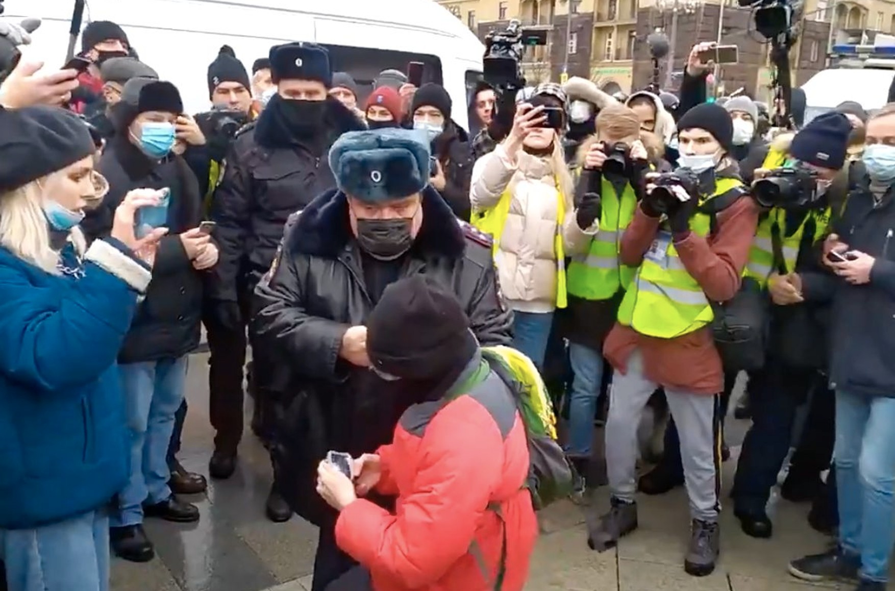 У Москві на акції в підтримку Навального грубо затримали дитини. Поліція заявила, що просто вивела його за периметр - відео