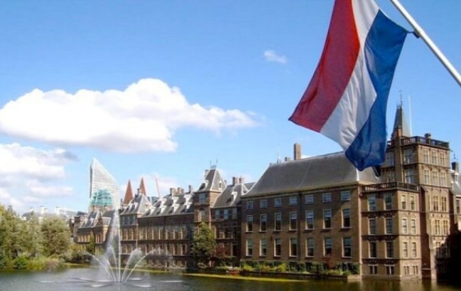Уряд Нідерландів йде у відставку через скандал з дитячими посібниками