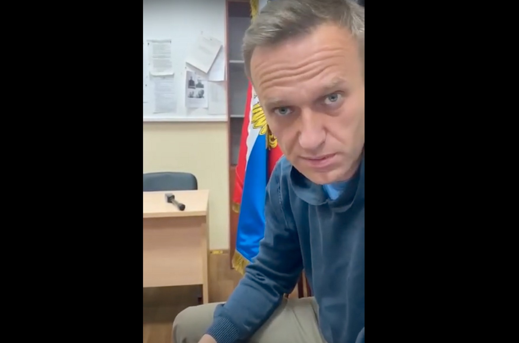 «Це неможливо - то, що відбувається тут». Навального судять прямо в будівлі поліції - відео