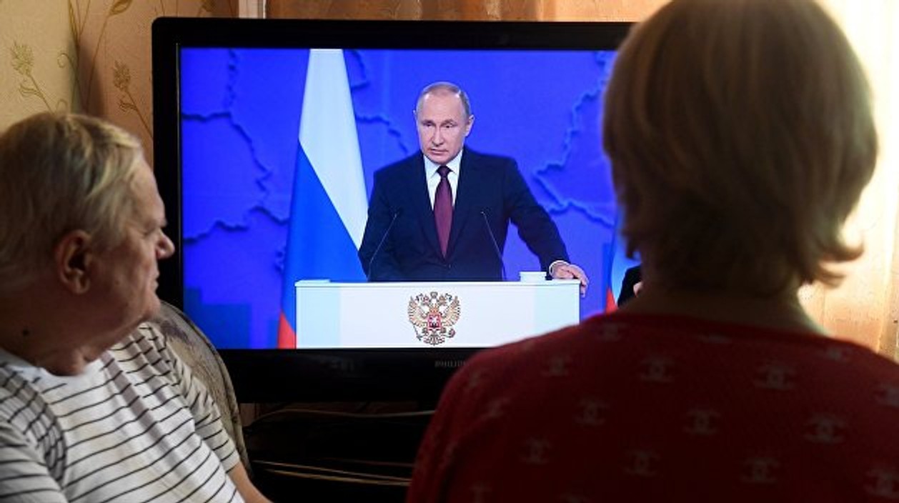«Зеленський спробував притиснути хвіст куму Путіна і його камарильї» - експерти про відключення телеканалів «112», ZiK і NewsOne в Україні