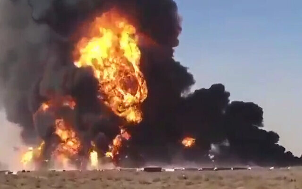На афгано-іранського кордону загасили пожежу, викликаний вибухом бензовоза. Збитки від пожежі оцінюють приблизно в $ 100 млн