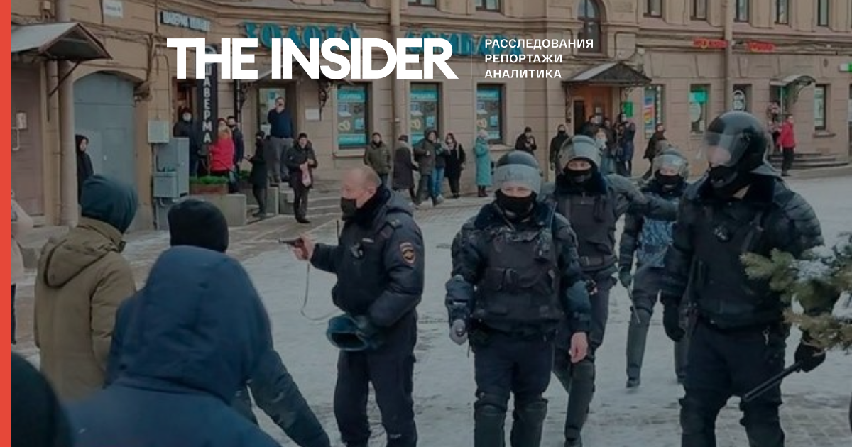 У Петербурзі суд заарештував другого чоловіка, якому поліцейський погрожував пістолетом на акції протесту