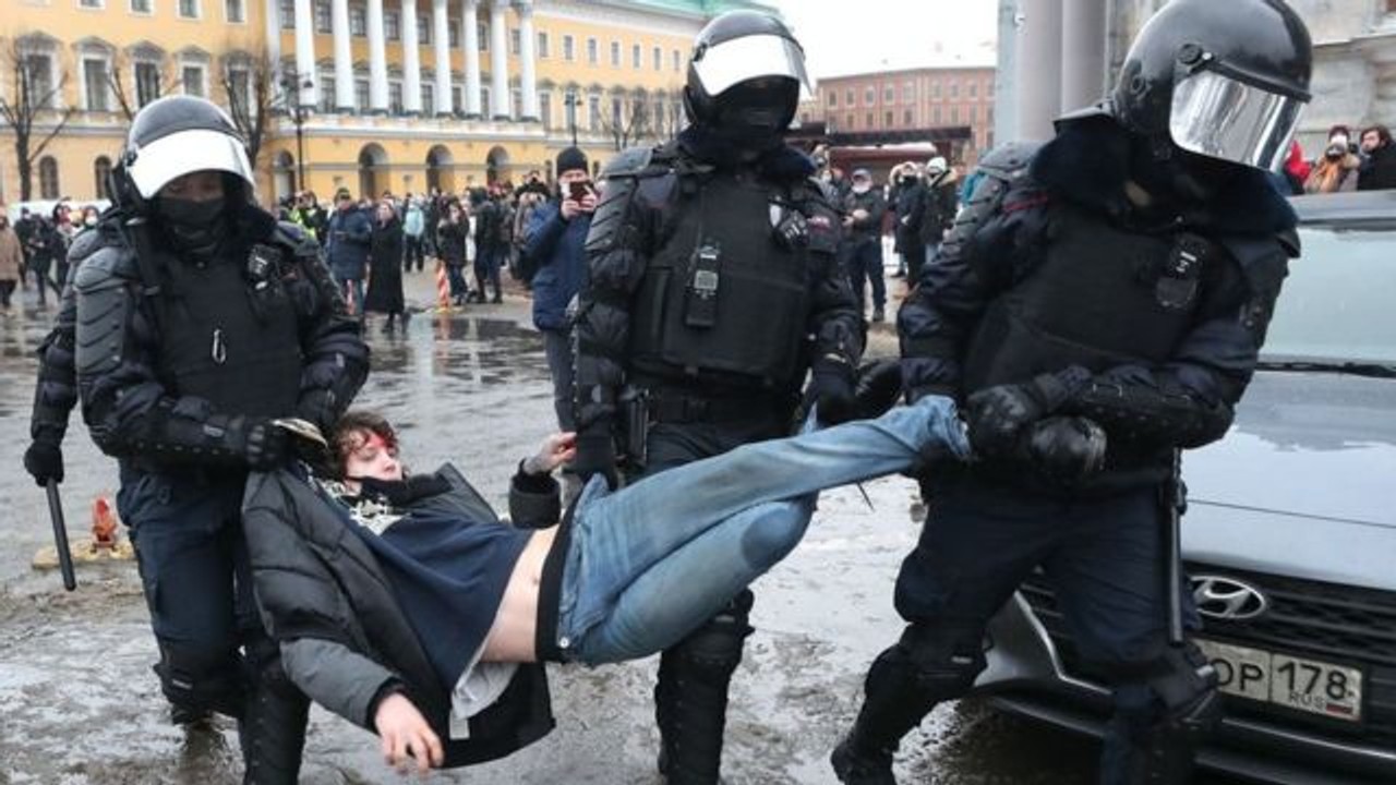 Кремль вважає вдалим сценарій придушення протестів у Білорусі і готовий розганяти акції з більшою жорстокістю - Reuters
