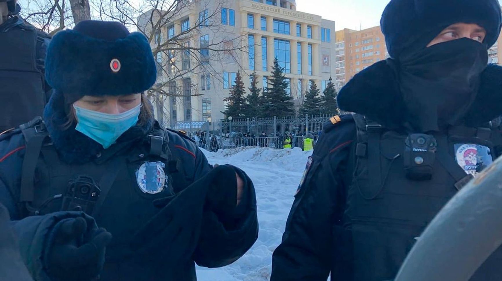 Кореспондент «60 хвилин» заявив, що обстановка у Мосміськсуду спокійна. В цей час присутніх там затримували сотнями