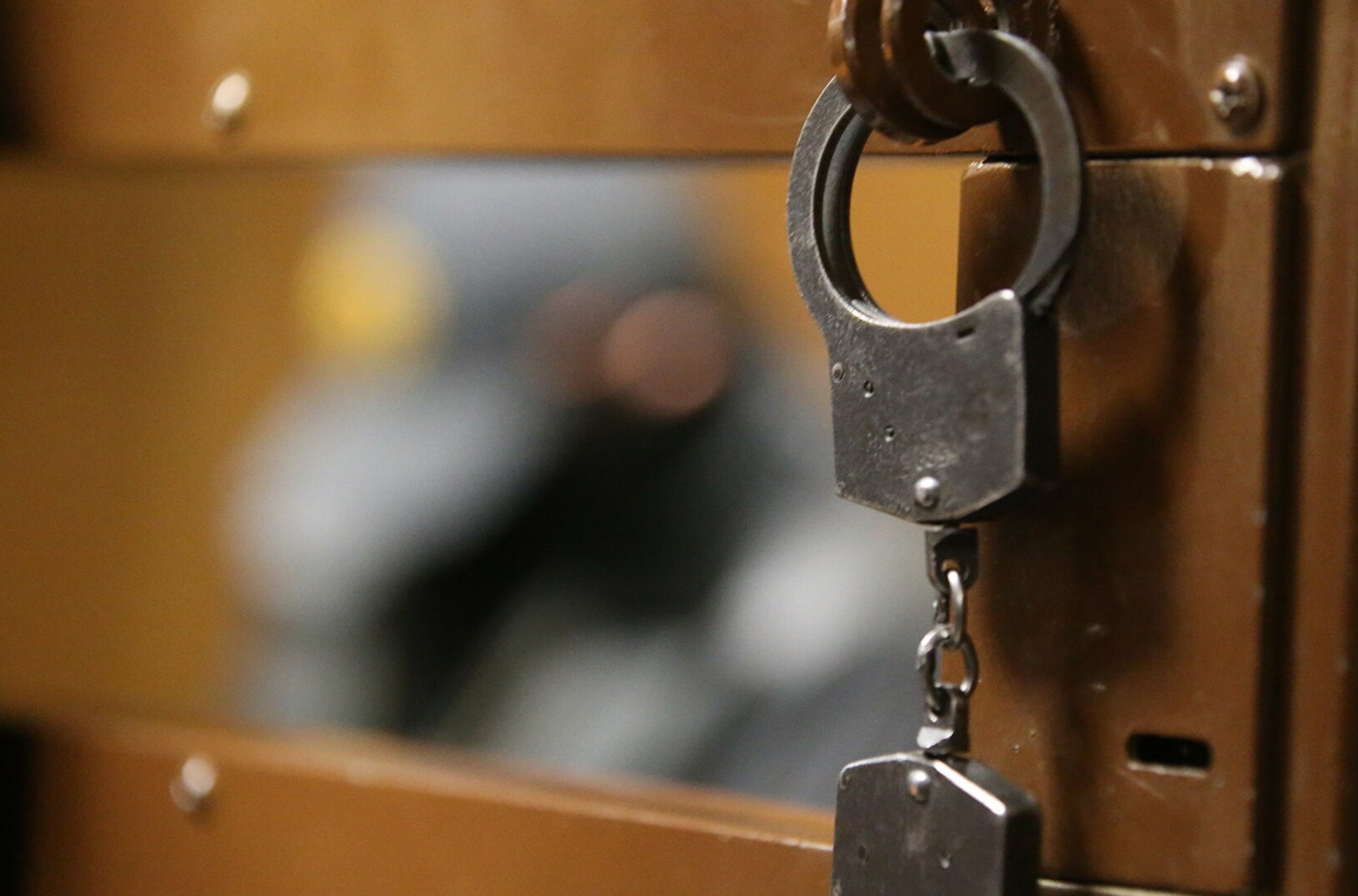 На Алтаї екс-лейтенант поліції отримав умовний термін за побиття 18-річного затриманого