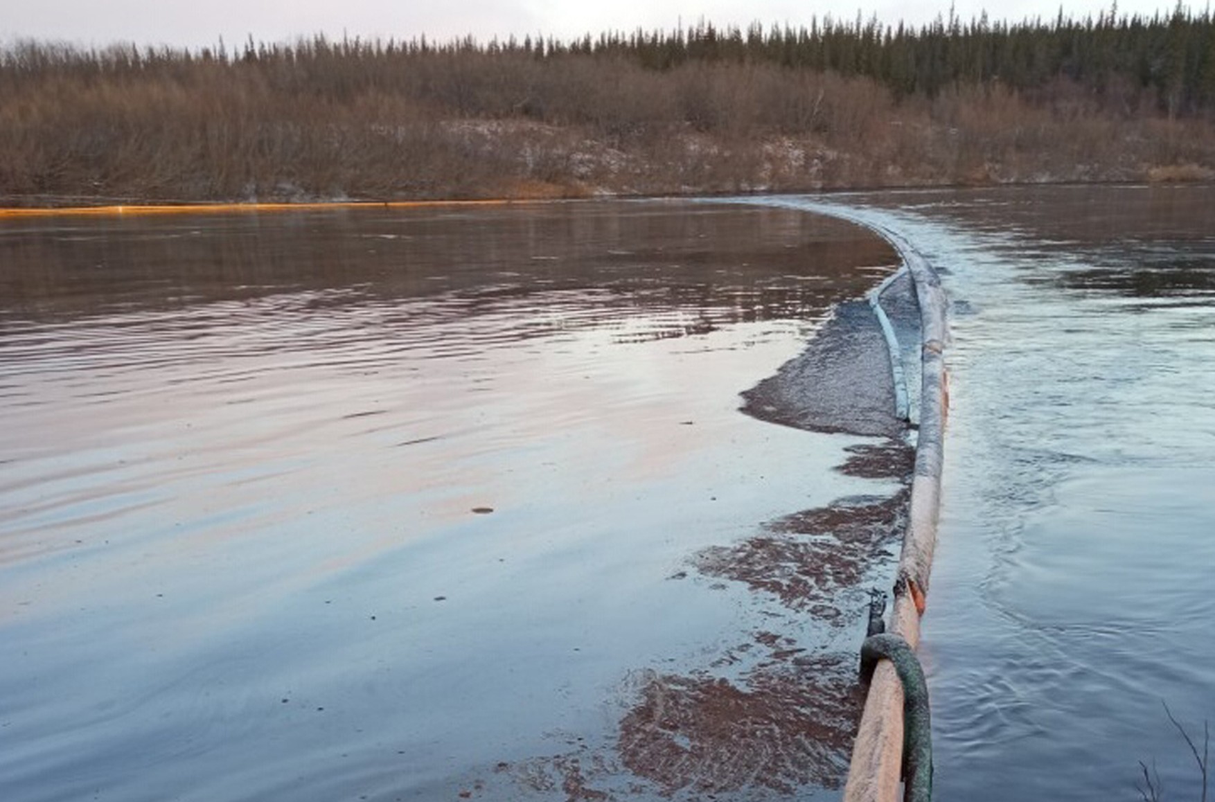 В результаті аварії в Комі в грунт і річку Колві витекло близько 90 тонн містить нафту рідини
