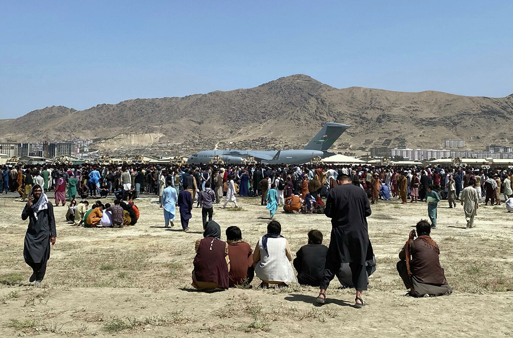Близько 400 афганців з російським громадянством попросили про допомогу