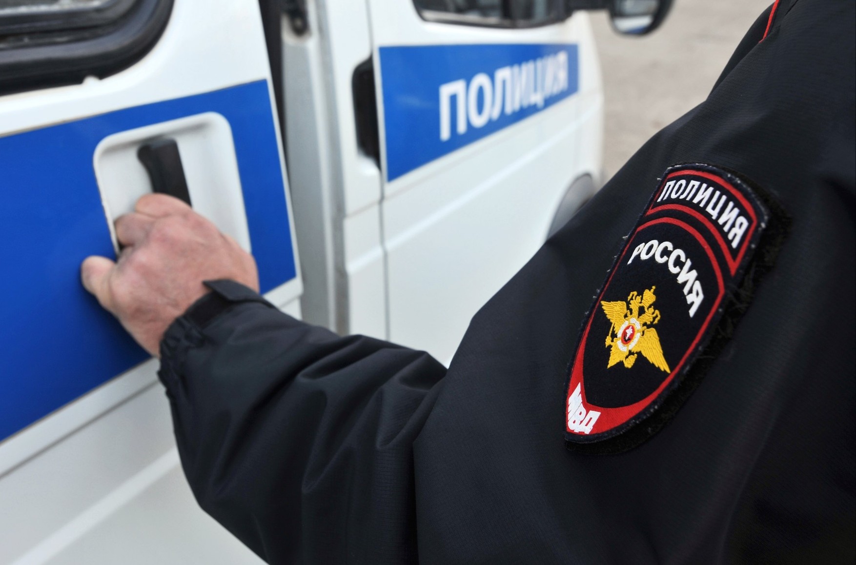 У Москві поліція затримала двох студентів під час зустрічі з депутатом Держдуми Денисом Парфьоновим