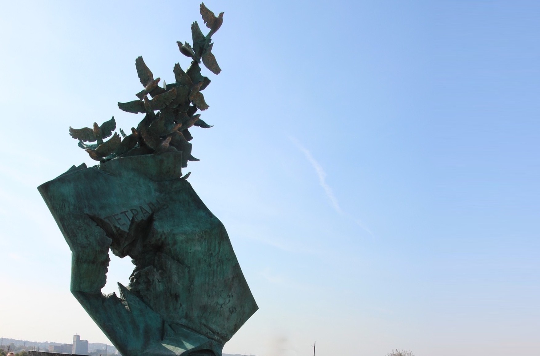 У Керчі відкрили монумент в пам'ять про загиблих під час стрілянини в коледжі