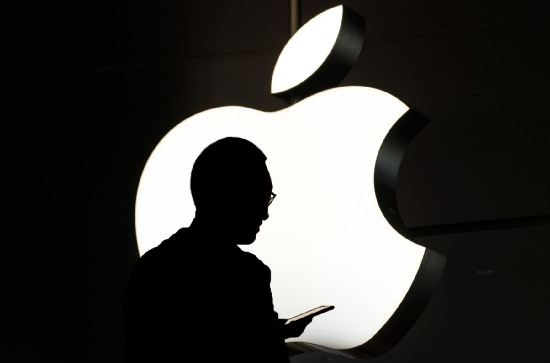 Bloomberg: Apple и Meta по ошибке передали данные пользователей хакерам