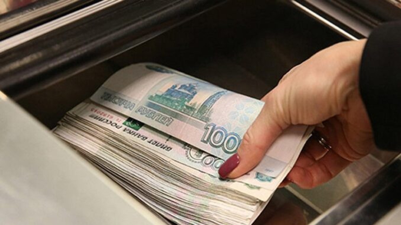 ЦБ: в феврале россияне забрали из банков 1,2 трлн рублей. Это рекордная сумма за 14 лет