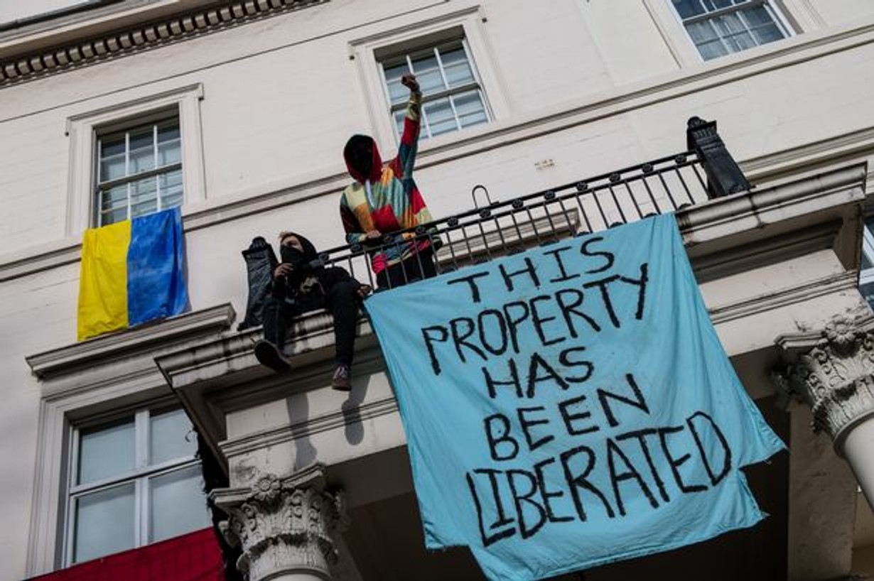 Лондонский особняк миллиардера Олега Дерипаски заняли анархисты. Они вывесили украинский флаг