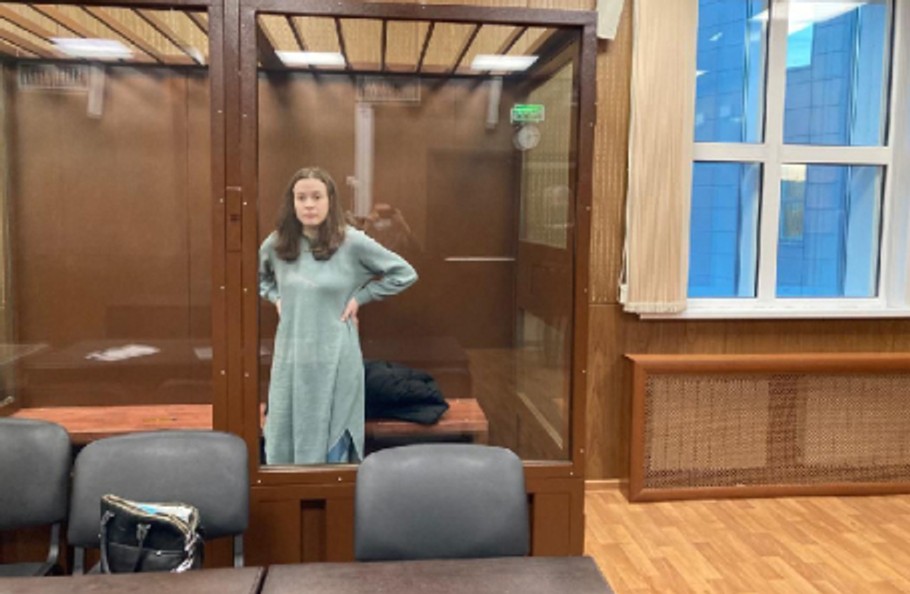 Девушка, бросившая бутылку с зажигательной смесью в полицейских на митинге в Москве, получила два года колонии