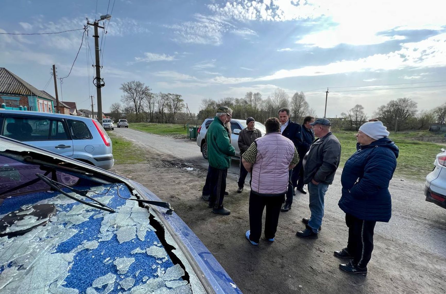 После обстрела села в Белгородской области опубликованы фото и видео разрушений. Власти сообщают о трех пострадавших