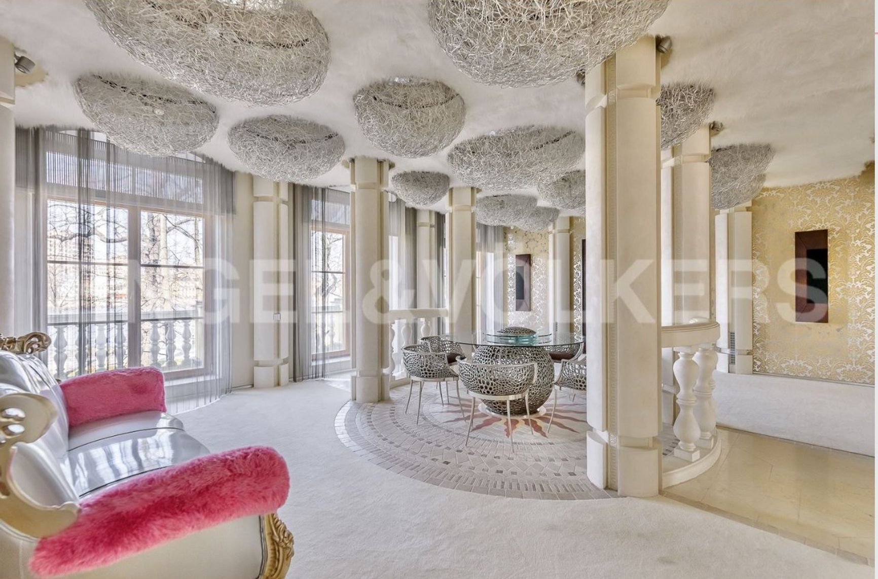 Кресло-гусеница и коконы на потолке: бывшая любовница Путина опубликовала интерьеры своей квартиры