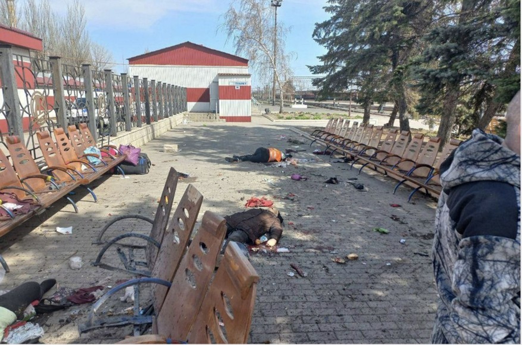 В результате ракетного удара по вокзалу в Краматорске погибли 50 человек. Среди погибших — пятеро детей
