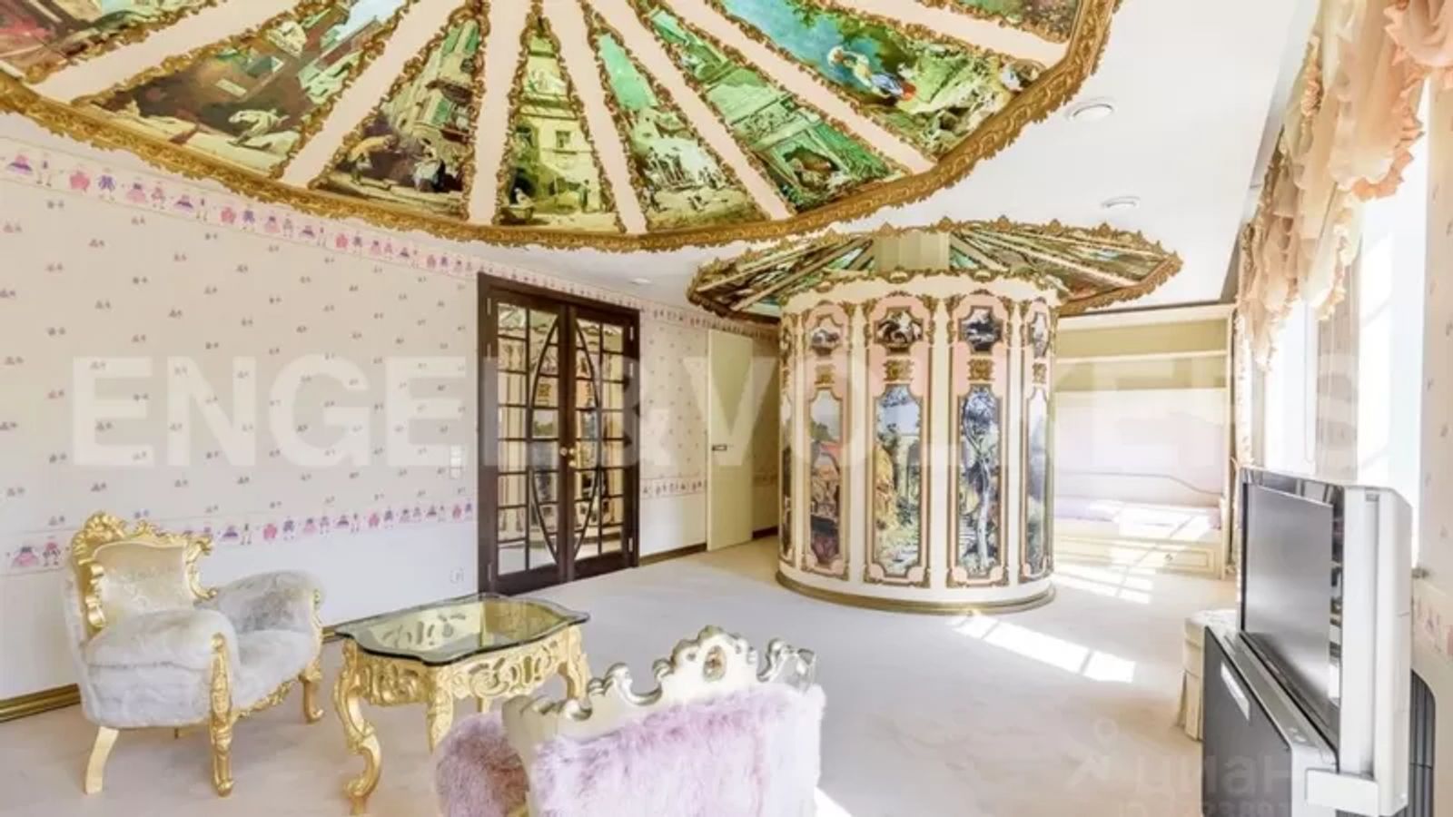 Кресло-гусеница и коконы на потолке: бывшая любовница Путина опубликовала интерьеры своей квартиры