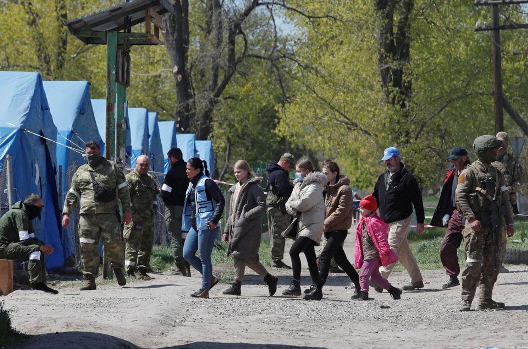 Зеленский сообщил об эвакуации 100 мирных жителей с территории завода «Азовсталь» в Мариуполе