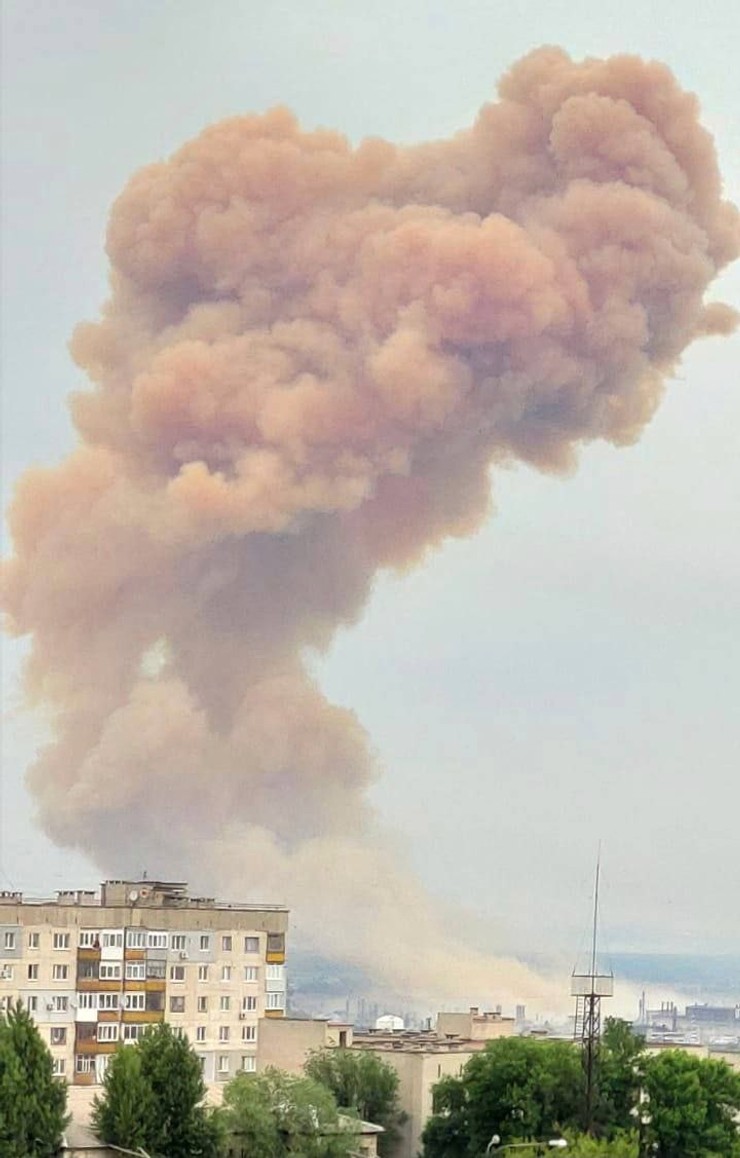 Российские войска взорвали в Северодонецке цистерну с азотной кислотой. Жителей призвали не выходить на улицу