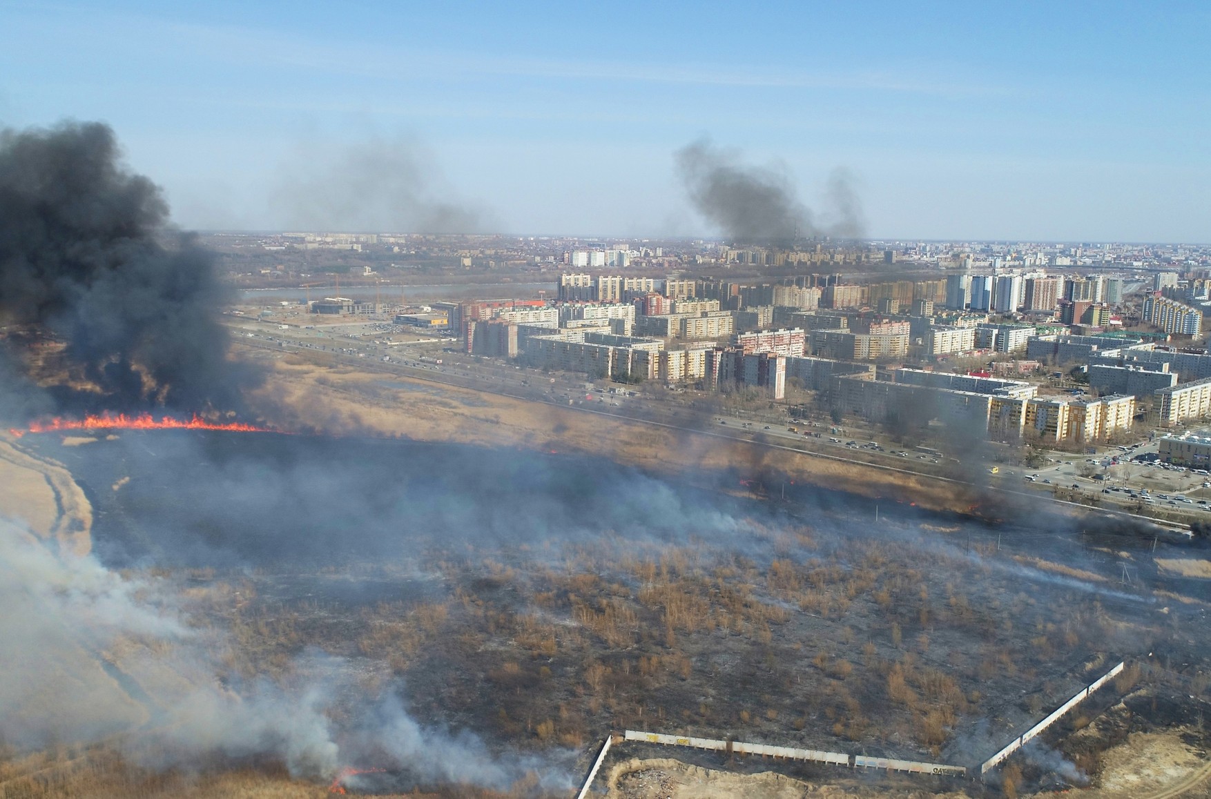 По делу о пожарах задержан мэр пострадавшего от возгораний города Омской области. В Сибири из-за пожаров погибло уже 13 человек