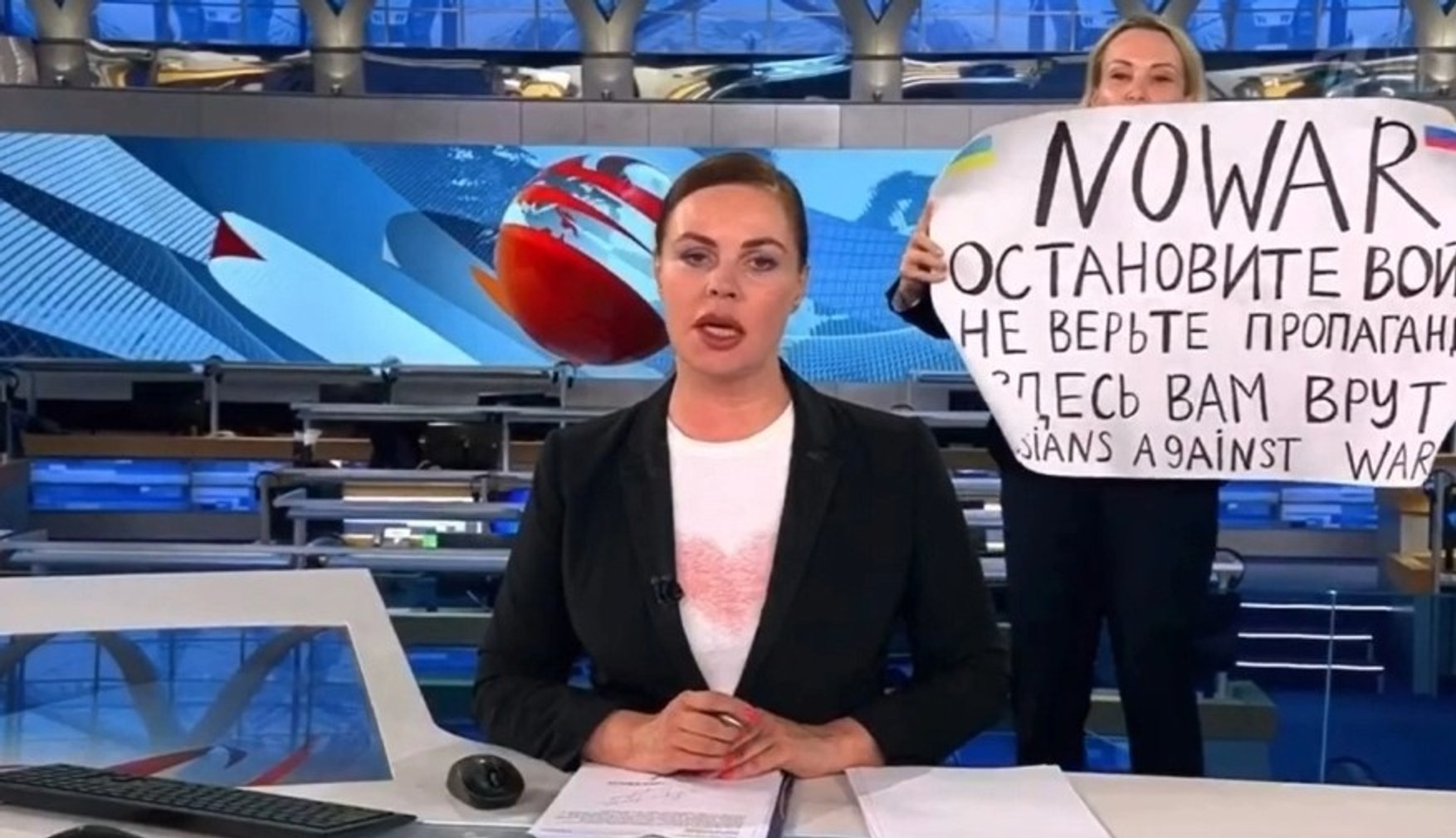 Сотрудникам Первого канала из редакции, где работала Марина Овсянникова, подняли зарплату на 20% — Faridaily