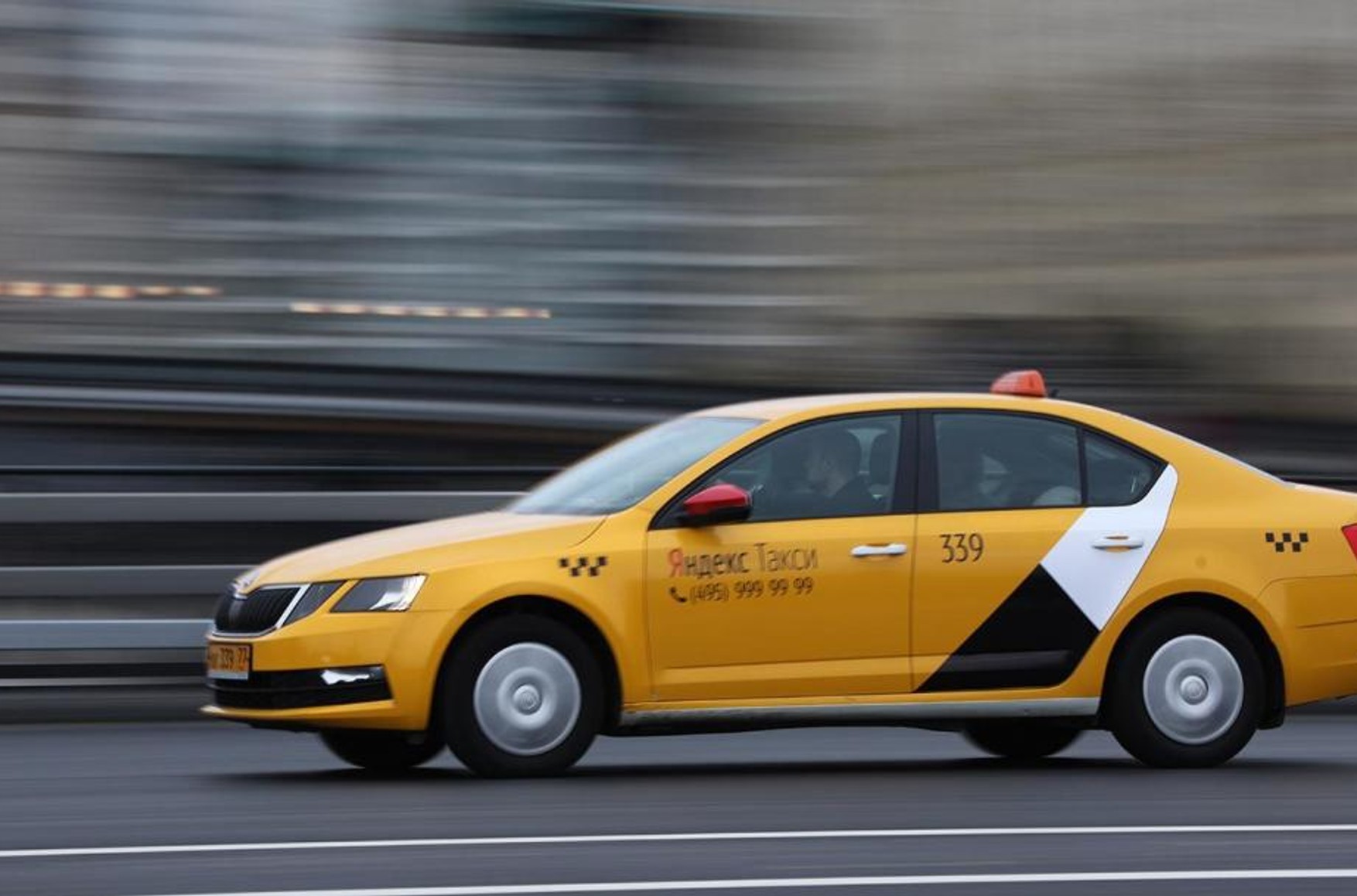 В работе «Яндекс Go» и Uber произошел сбой. Пользователи не могут заказать такси в Москве и других регионах