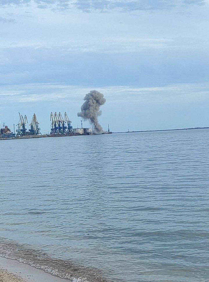 В порту оккупированного Бердянска прозвучало два громких взрыва. «Власти» города утверждают, что они произошли «в процессе разминирования»