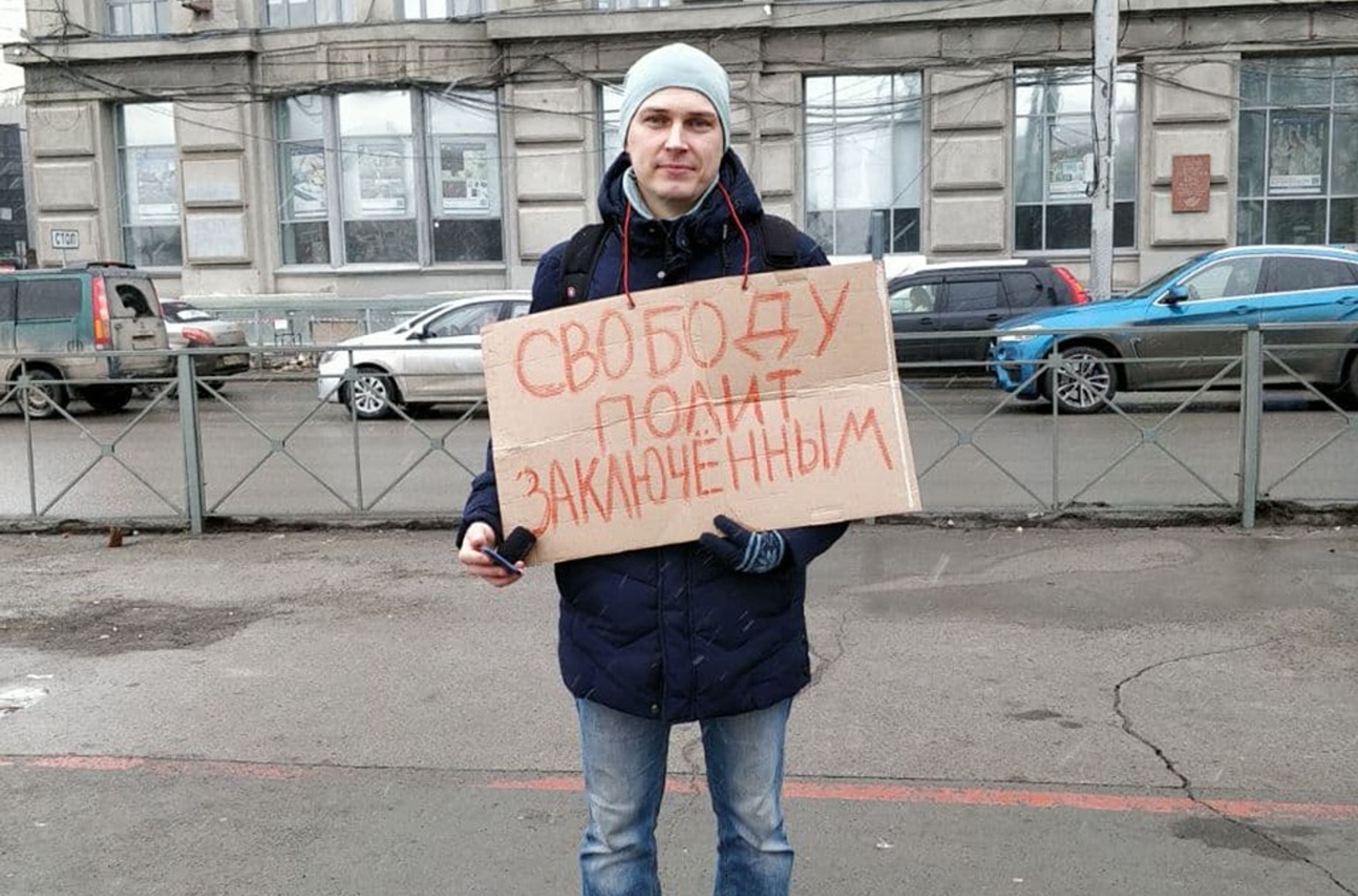 Силовики избили российского активиста из-за желто-синей одежды его сына на прогулке. Они снимали все на видео, пока ребенок плакал