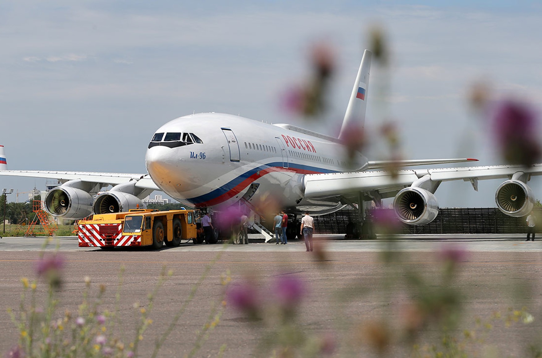 США отказались впускать в страну самолет для российских дипломатов, которым предписали покинуть Америку