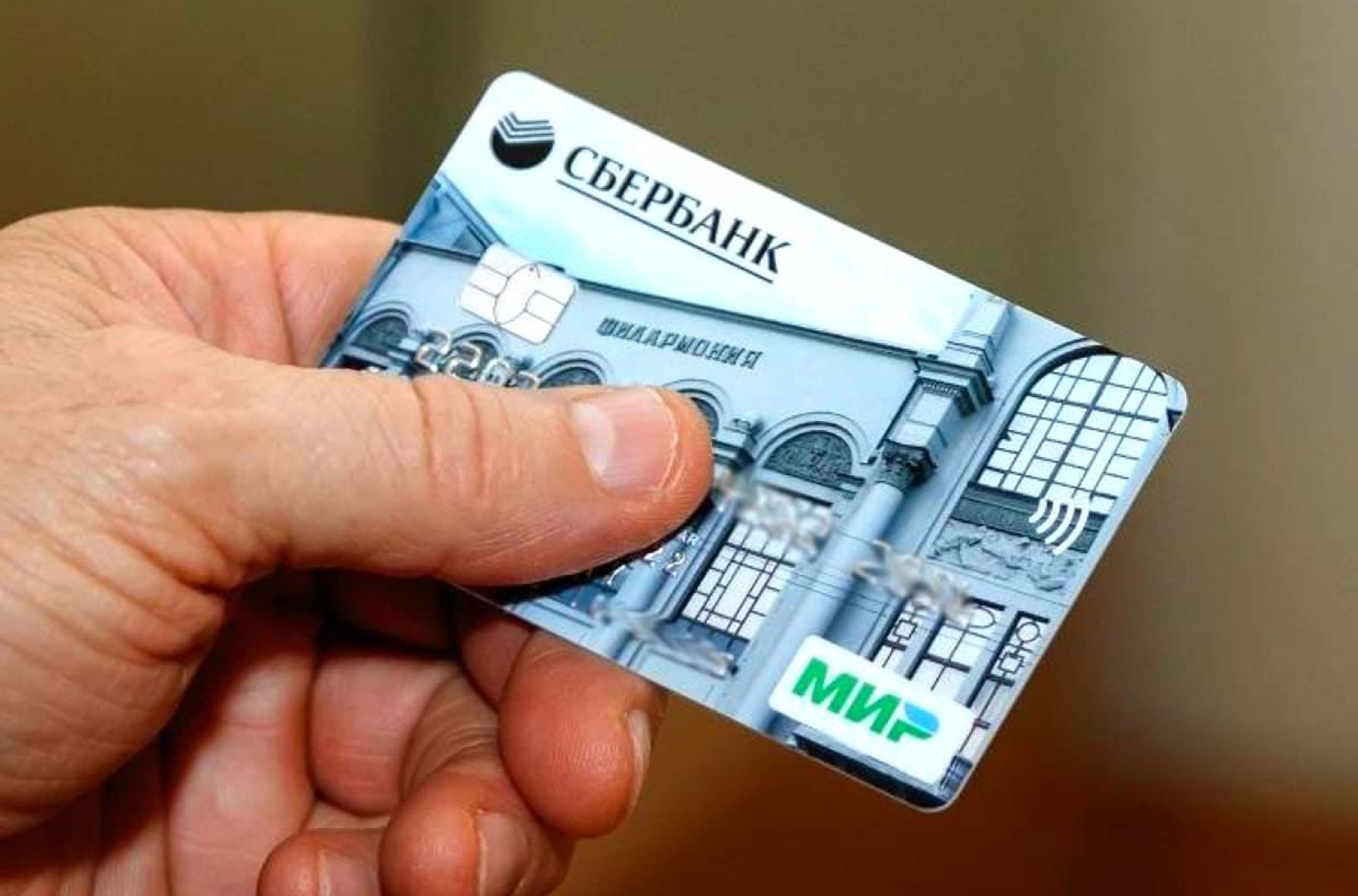 «Сбер» «выковыривает» чипы из невостребованных банковских карт, чтобы установить их в новые