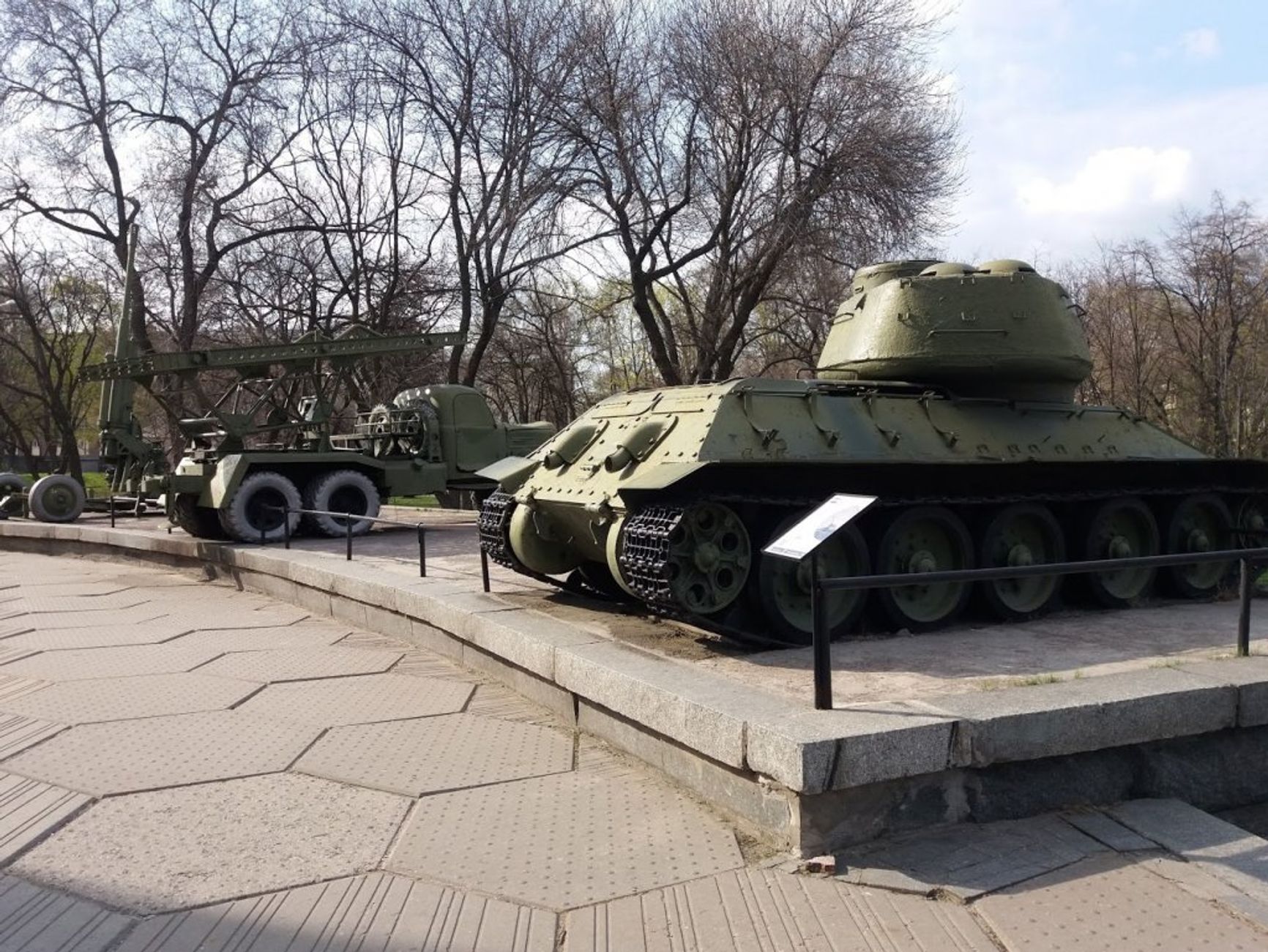 Минобороны РФ выдало экспозицию советских вооружений в историческом музее Днепра за размещенную возле школы артиллерию и бронетехнику ВСУ