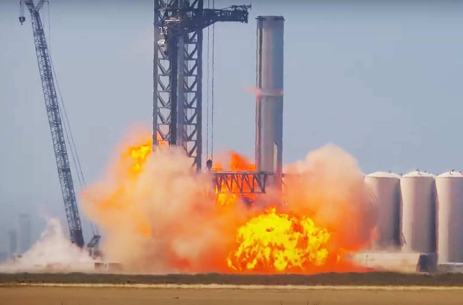 Ракета SpaceX для пуска космического корабля Starship взорвалась на стартовой площадке