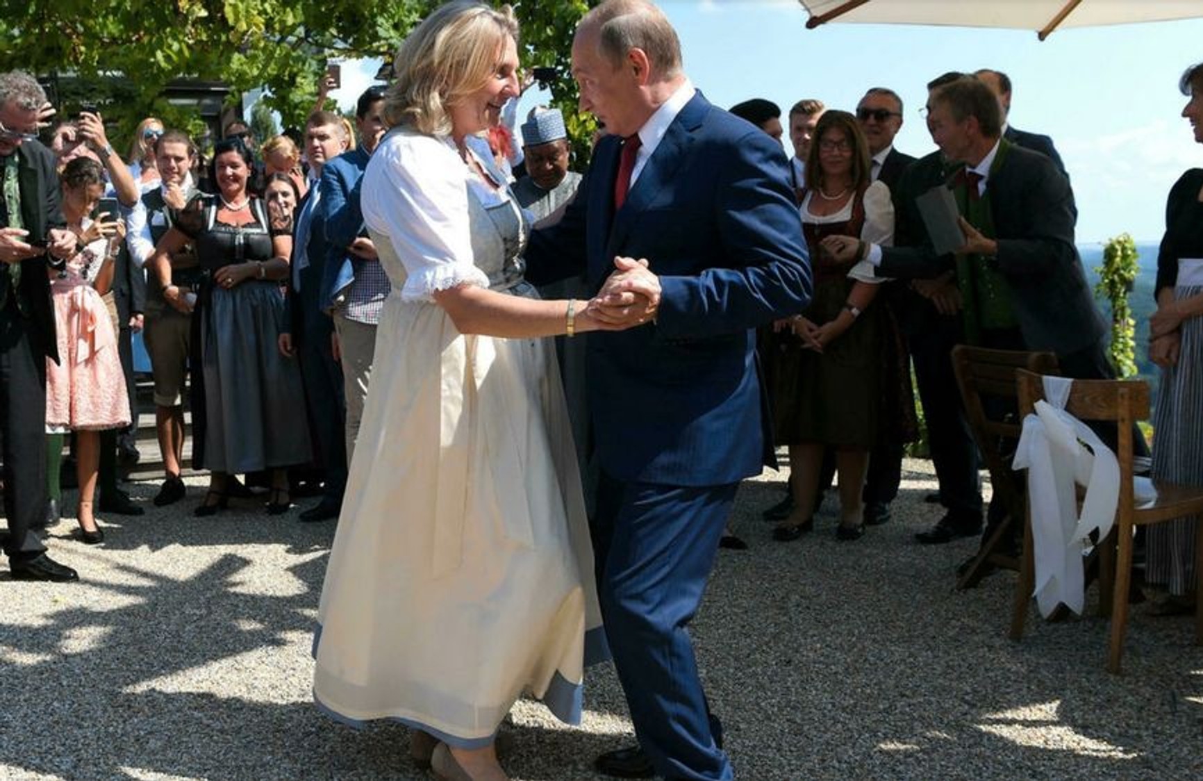 Экс-глава МИД Австрии Карин Кнайсль, танцевавшая с Путиным на свадьбе, уехала из страны из-за угроз