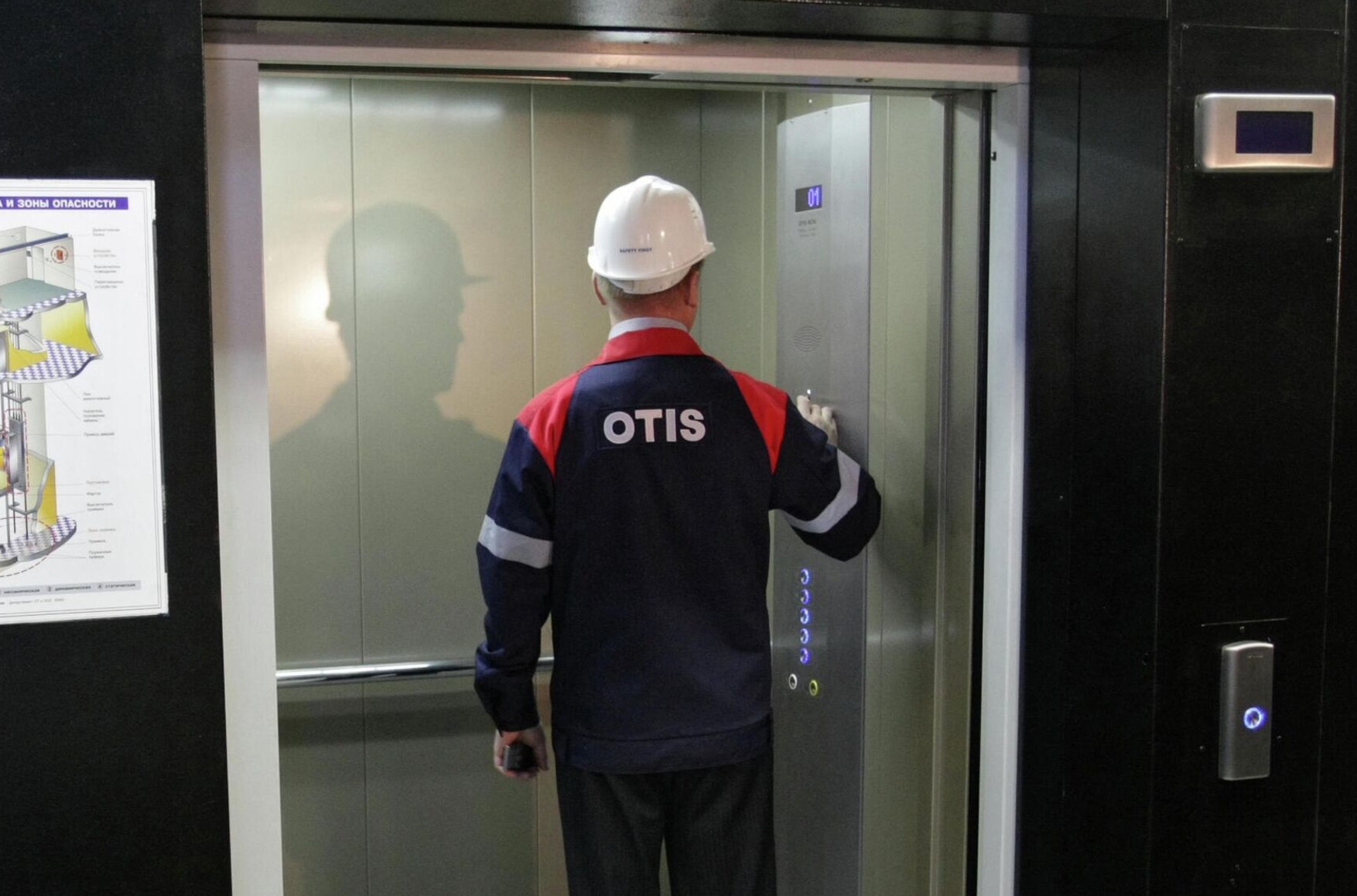 Производитель лифтов Otis продает свой бизнес в России. Он занимает второе место на российском рынке