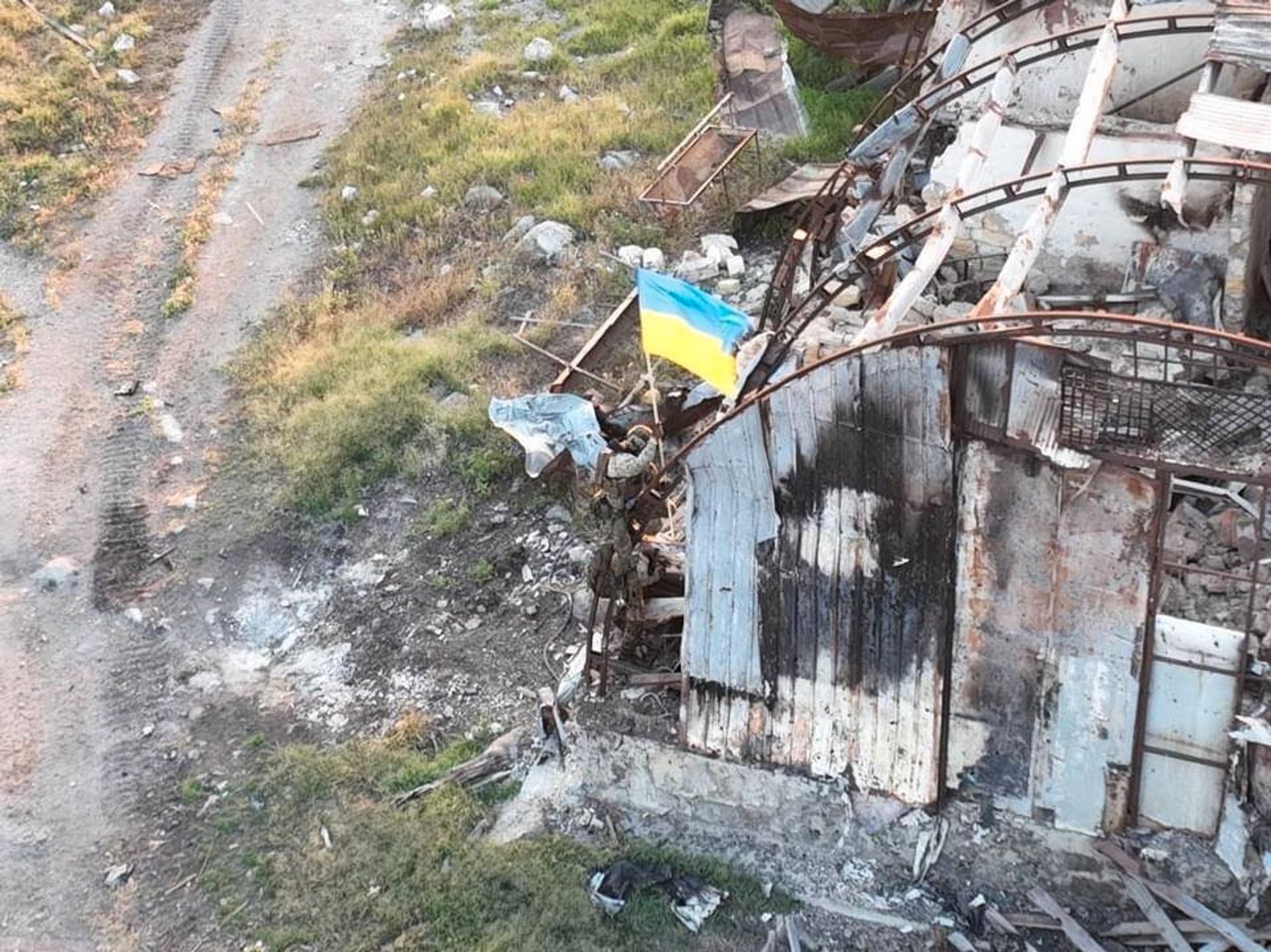 Фейк Первого канала: российские войска предотвратили провокацию с установкой украинского флага на Змеином