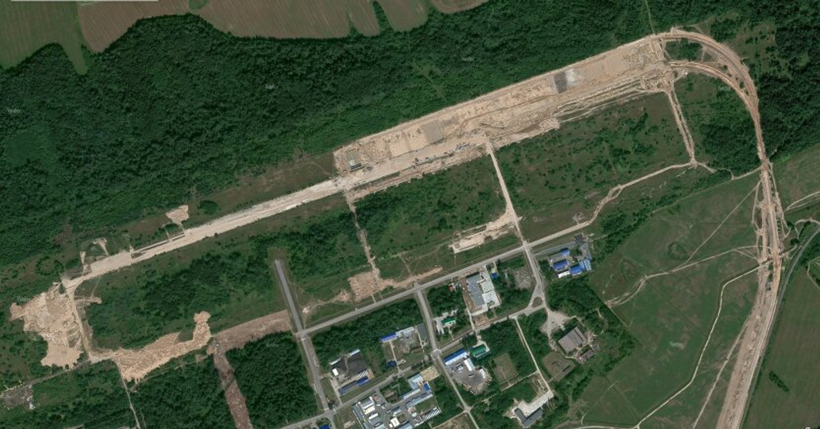 На военном аэродроме в Беларуси произошли взрывы. В Минобороны сообщили о «возгорании после замены двигателя техники»