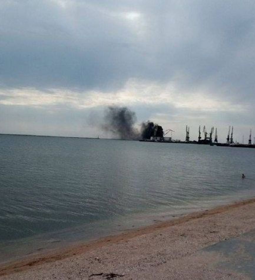 В порту оккупированного Бердянска произошел пожар, украинские СМИ сообщают о взрывах