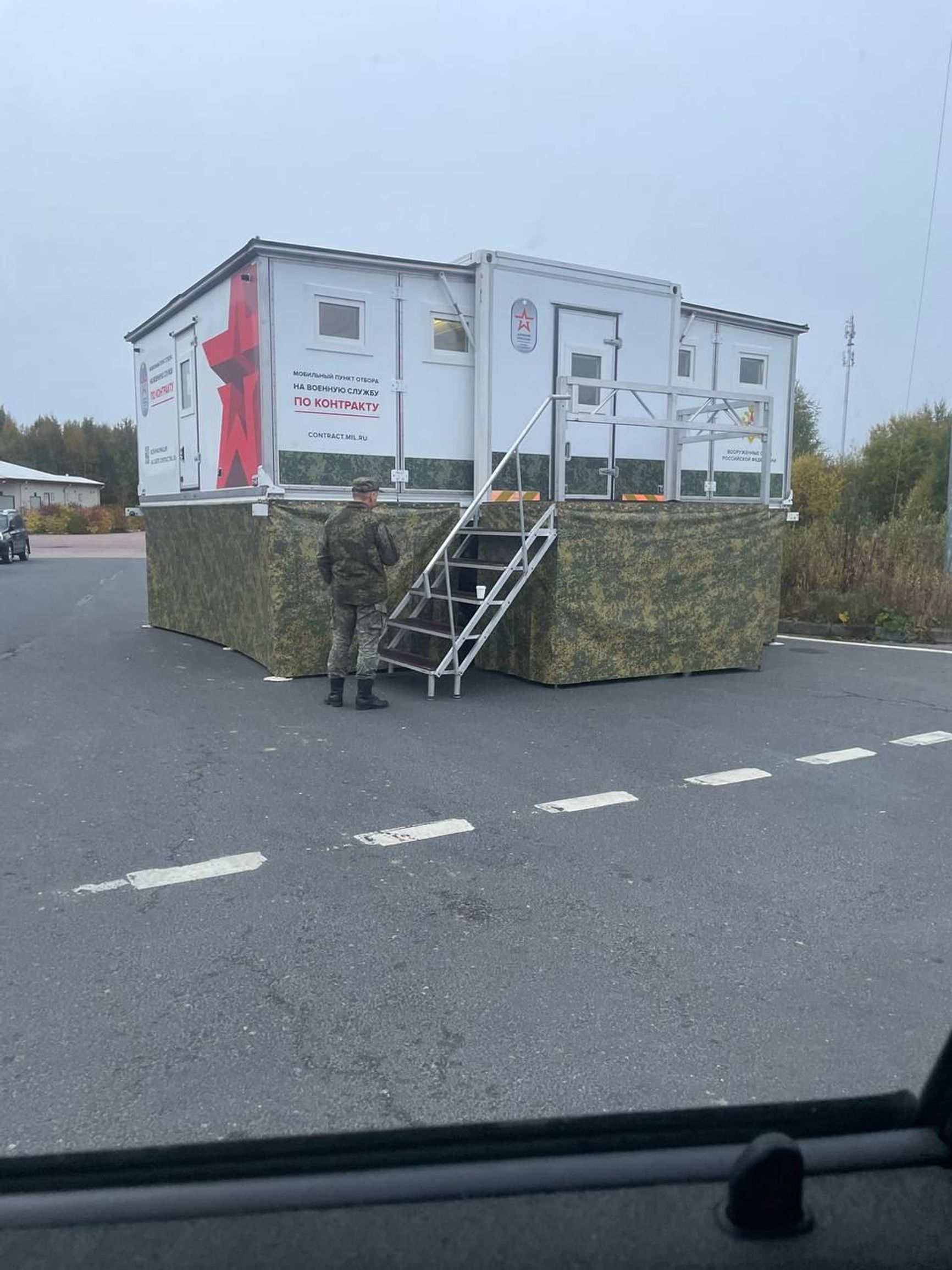 На границе с Финляндией развернули мобильный военкомат. Ранее его установили и на грузинской границе