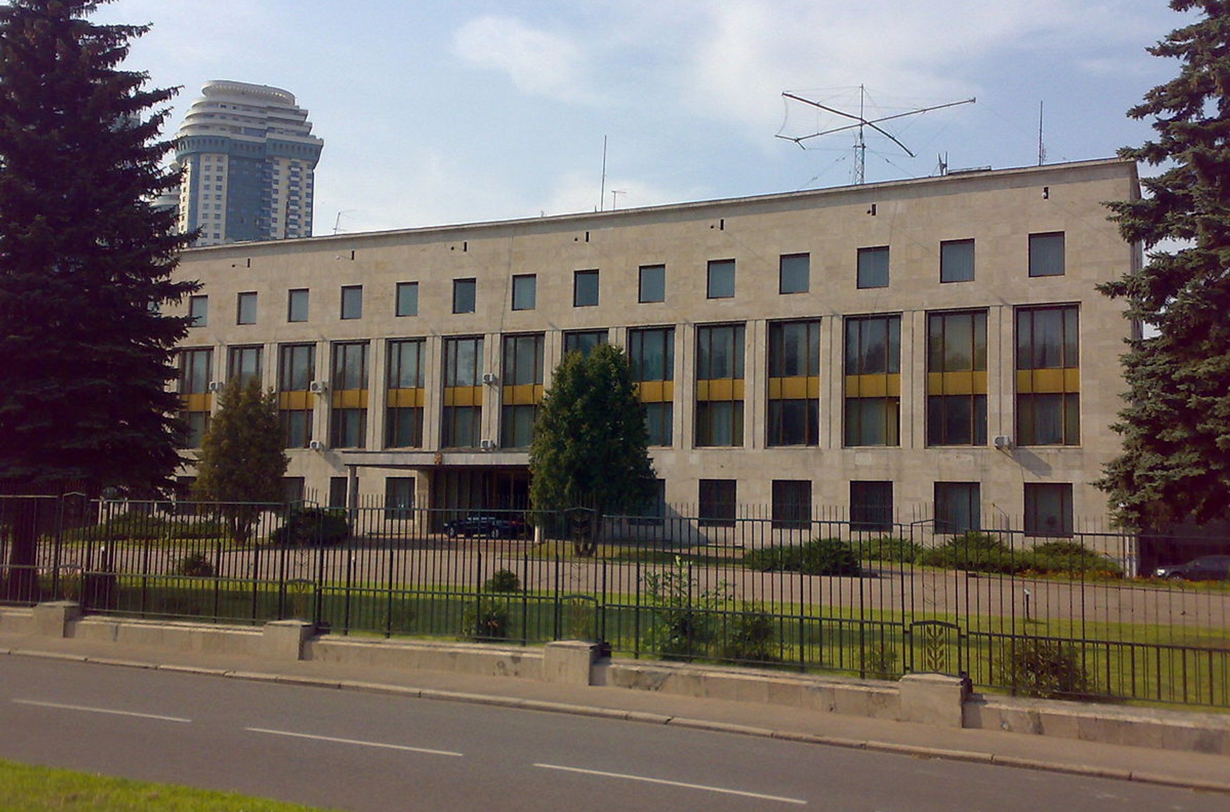 Россия объявила персоной нон грата сотрудника посольства Румынии в Москве