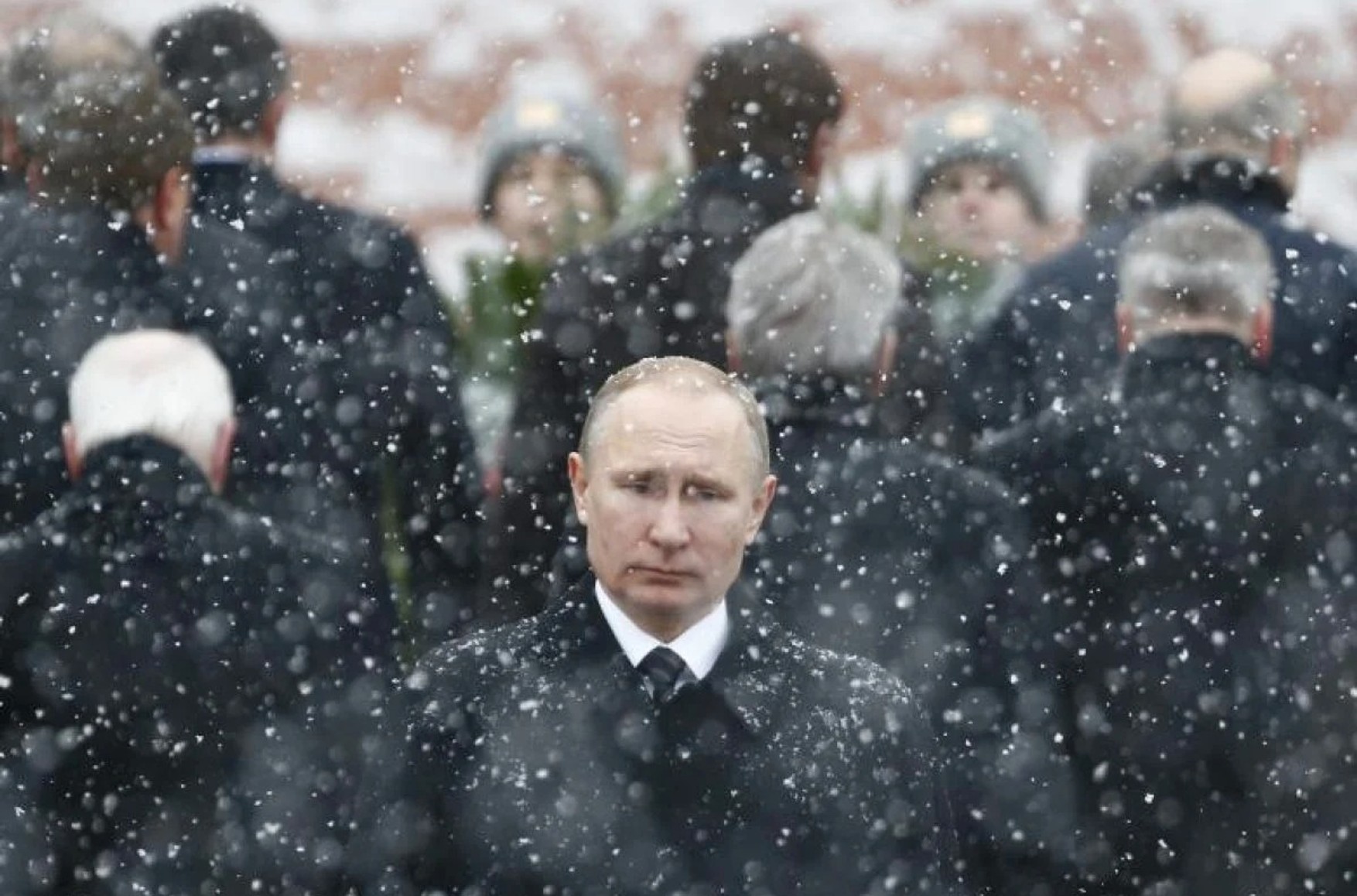 Мундепы 18 округов Москвы и Петербурга потребовали от Путина уйти в отставку