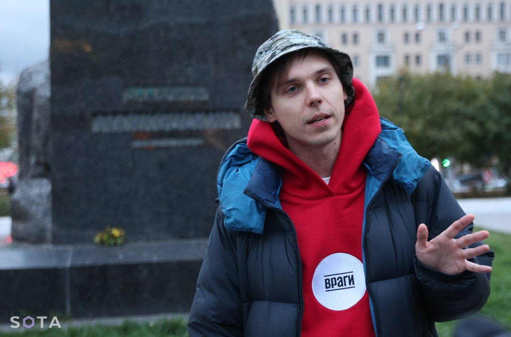 В Москве силовики избили участников поэтической акции против мобилизации. Одного из них изнасиловали гантелью — «Новая газета. Европа»