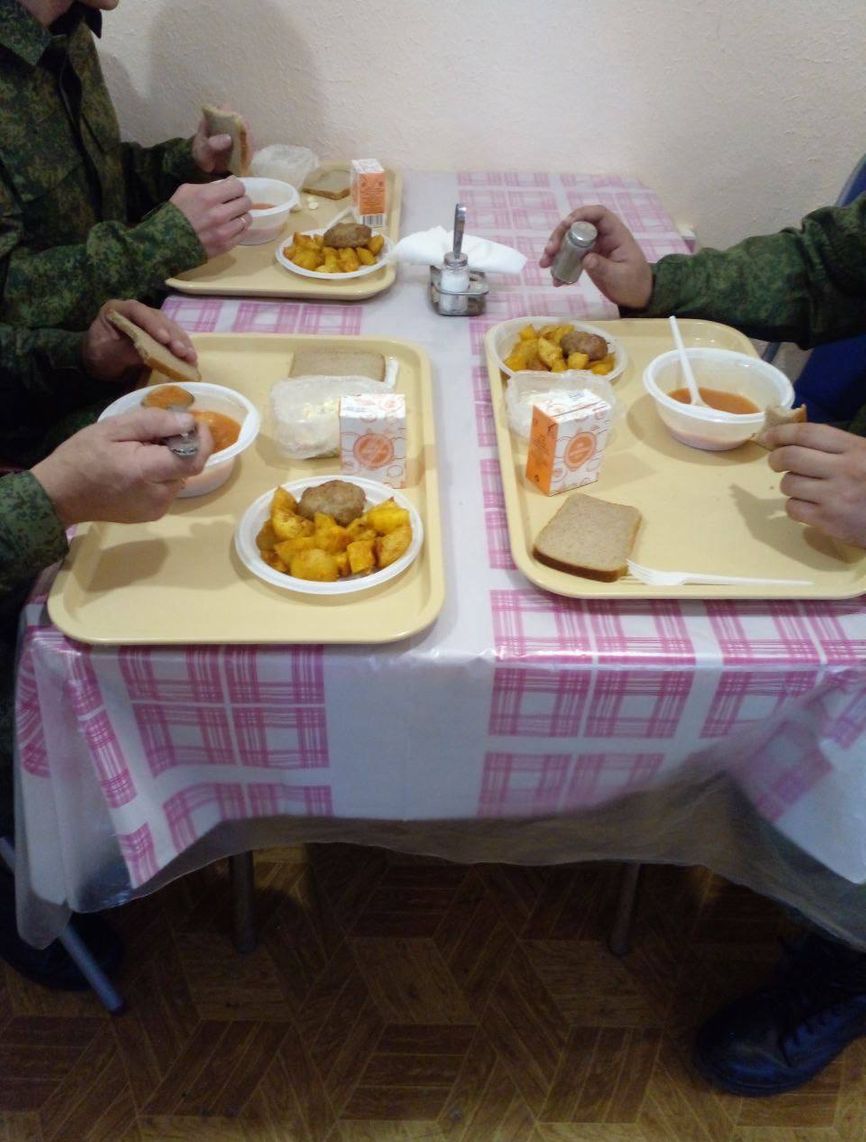 Гладков показал фото «нормальных» обедов мобилизованных. Но родственники говорят, что призывников кормят «вареной пшеницей»