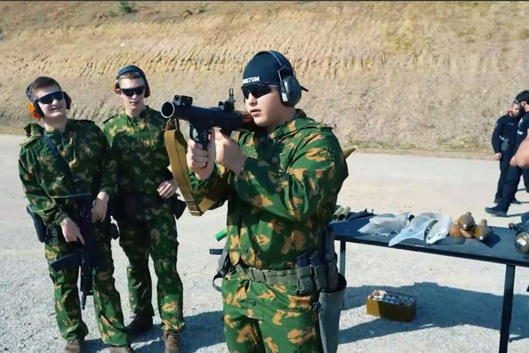 Несовершеннолетние сыновья Кадырова приехали в Мариуполь с оружием. Видео
