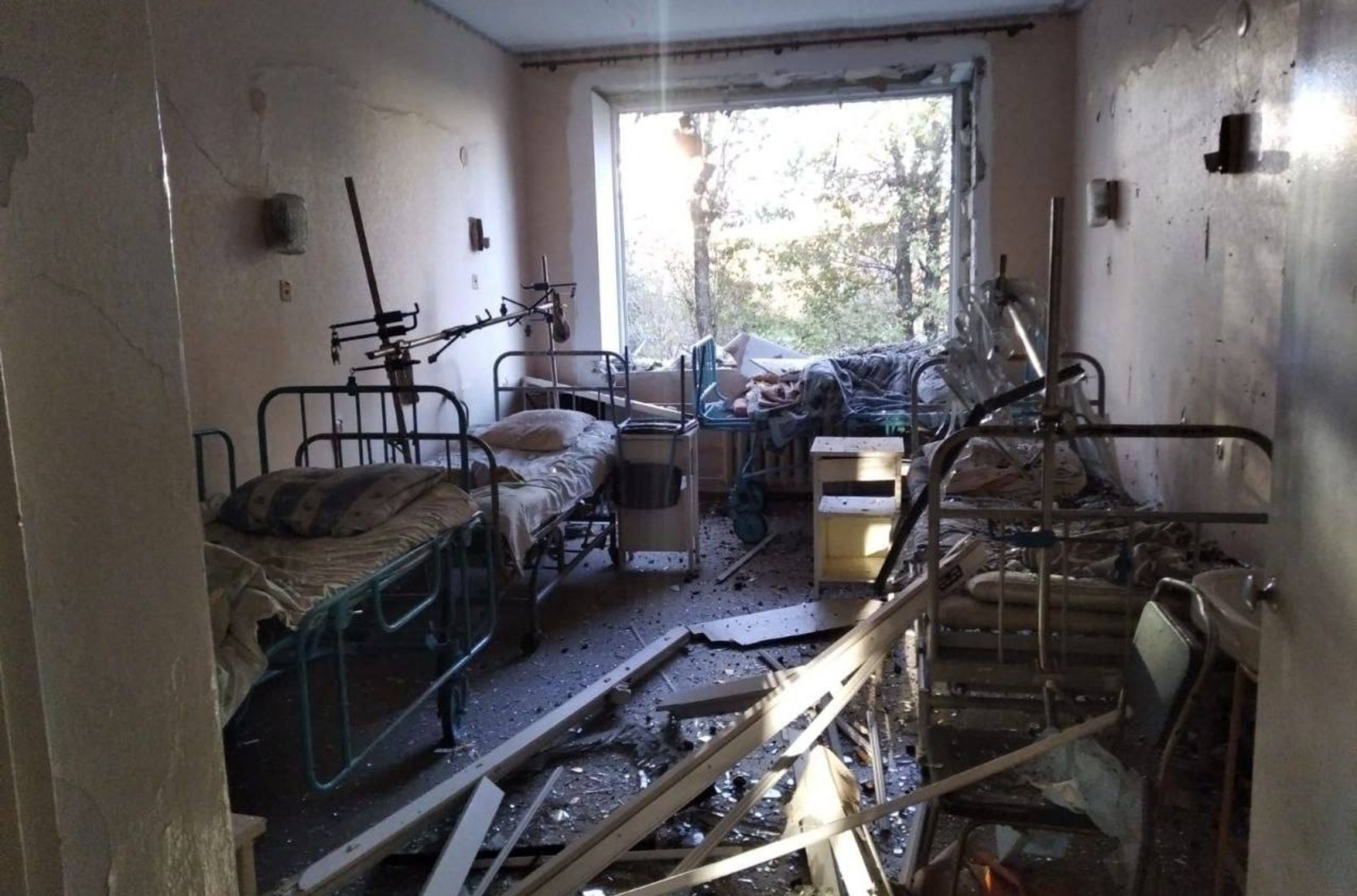 Российские военные обстреляли больницу в Харьковской области. Как минимум один врач погиб, есть раненые – главы области Синегубов