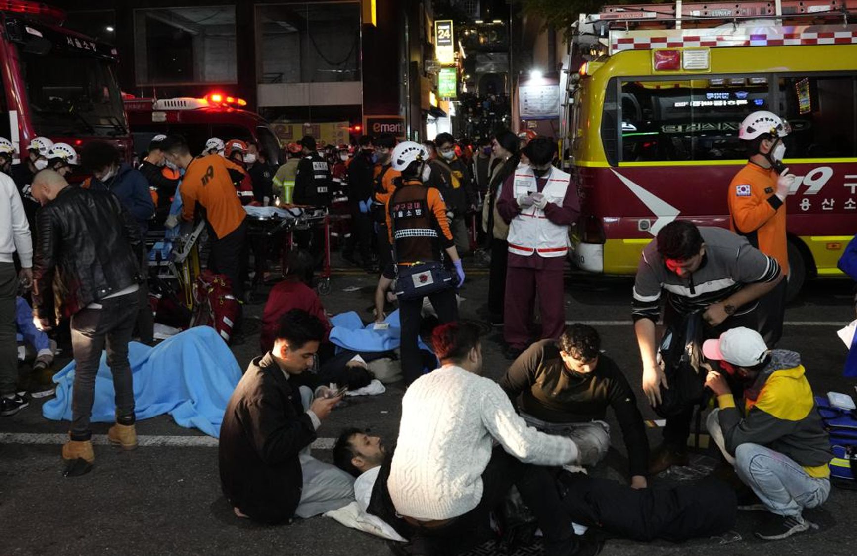 Число погибших в давке на Хэллоуин в Сеуле выросло до 150. Что известно о случившемся