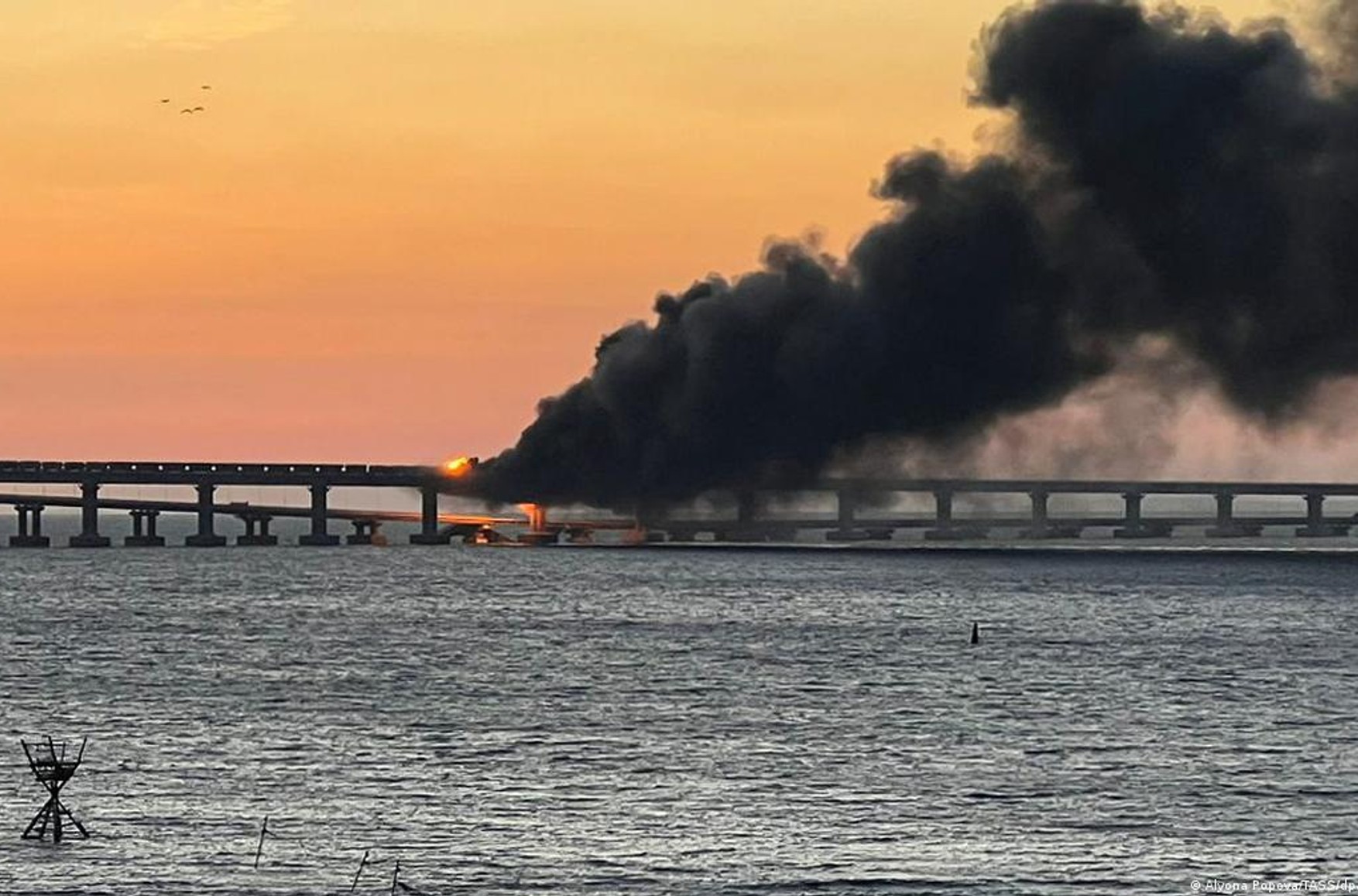 «Не разрушен, а поврежден». «Медуза» узнала как АП рекомендует госСМИ освещать взрыв на Крымском мосту