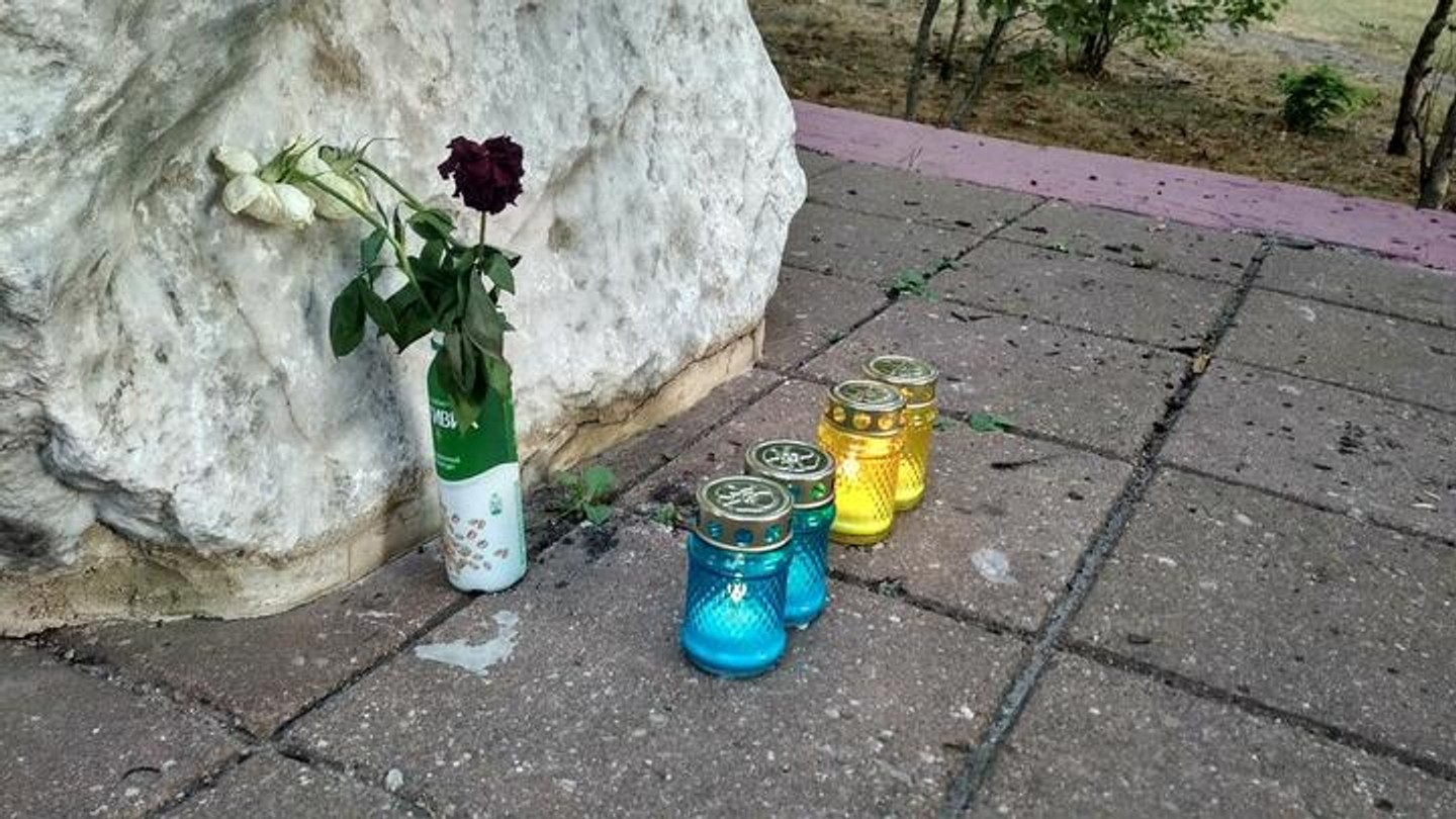 В Беларуси мужчину, оставившего сине-желтые лампадки у мемориала, нашли по отпечаткам пальцев и арестовали 
