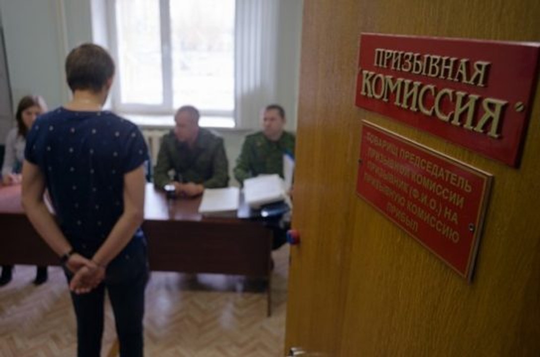 В Петербурге задержан военком, подозреваемый в выдаче военных билетов с категорией В за взятку — «Фонтанка»