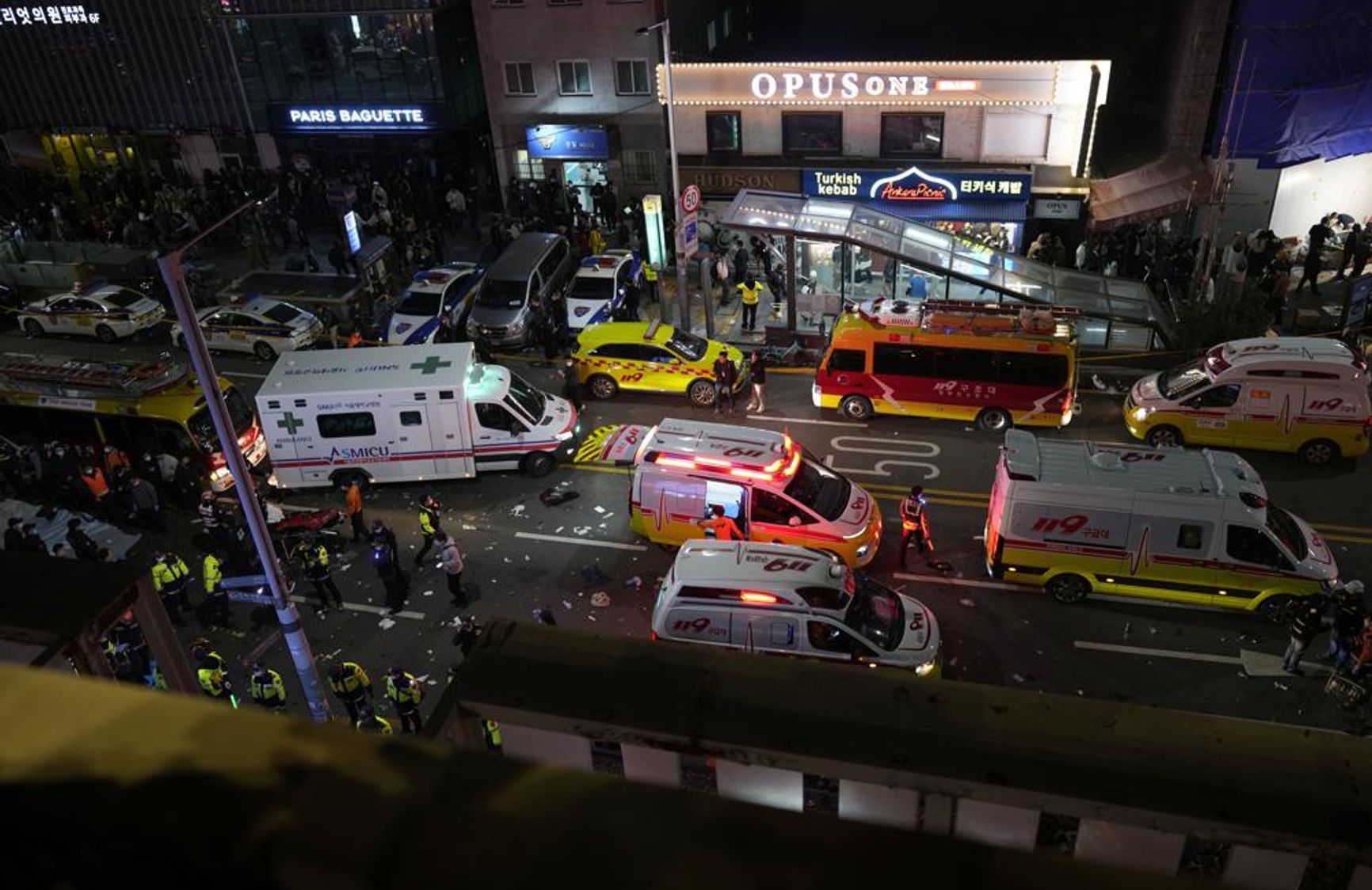 Число погибших в давке на Хэллоуин в Сеуле выросло до 150. Что известно о случившемся