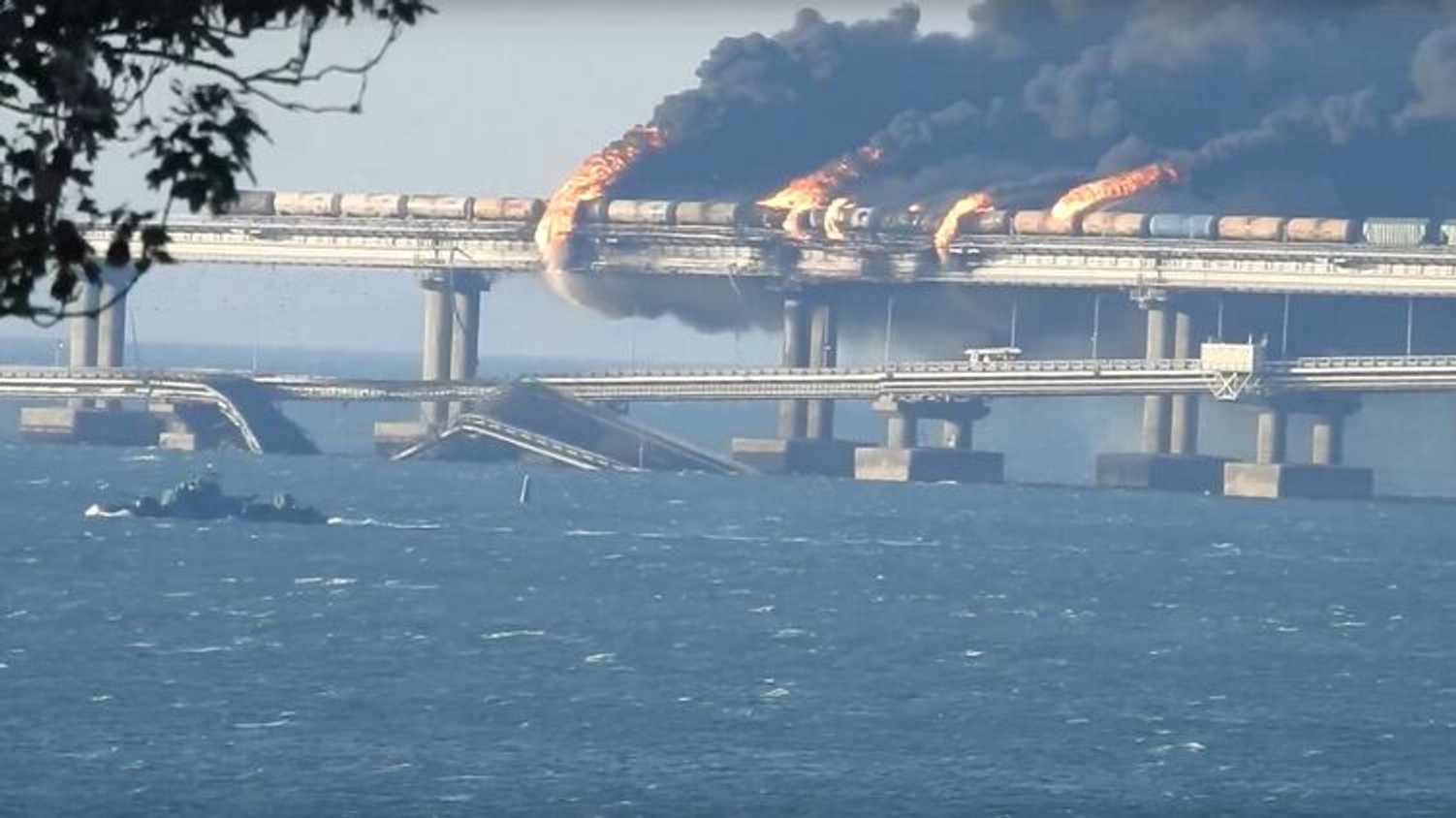 РБК: водитель грузовика, взорвавшегося на Крымском мосту, получал заказ на перевозку удобрений